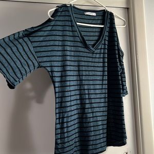 🍇 cute stripe top with peek-a-boo shoulder feature size medium